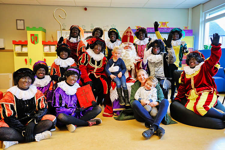 Aankomst van de Sint en zijn Zwarte Pieten in Waarder_105